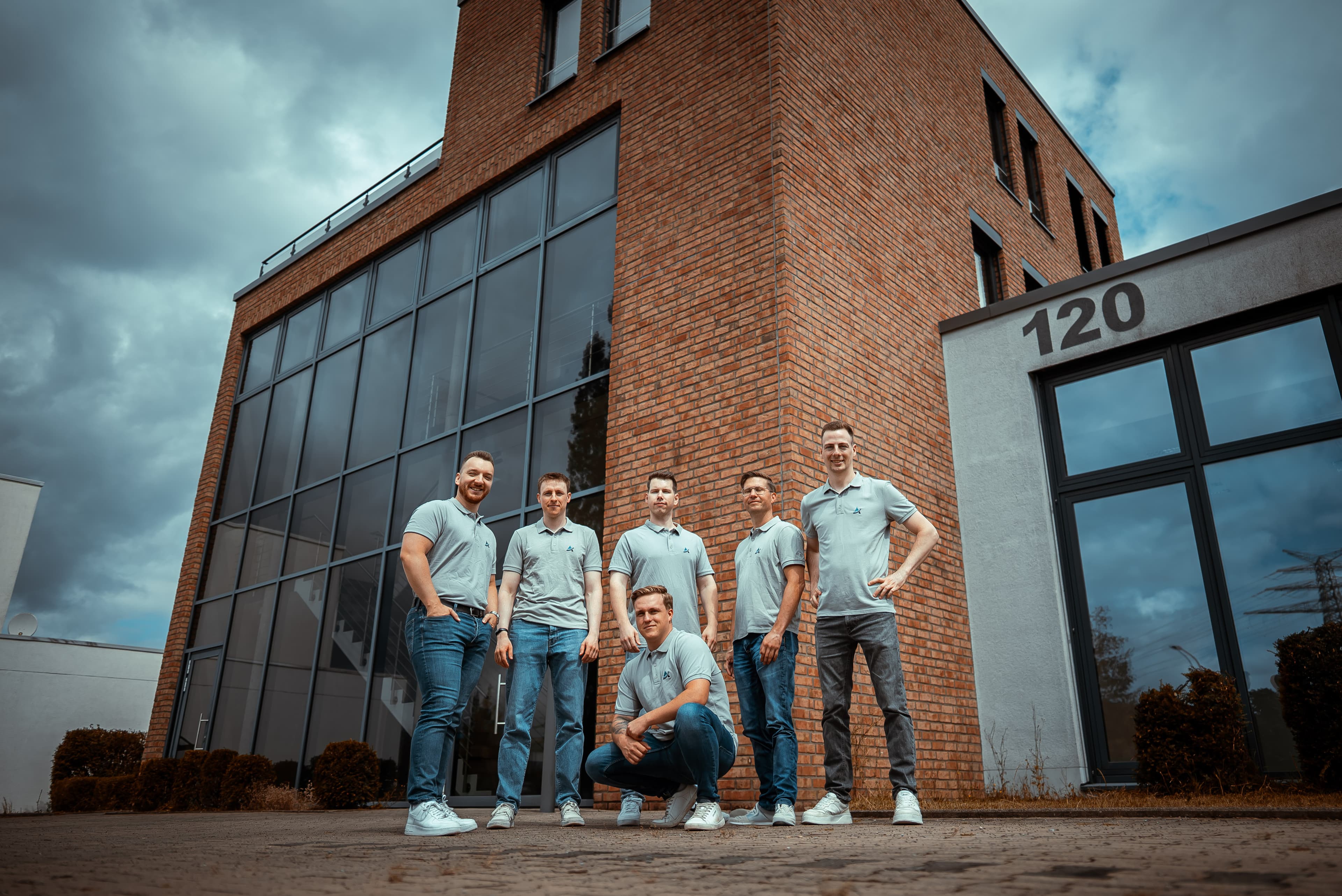 Das Altrogge-Team vor dem Firmengebäude in Paderborn